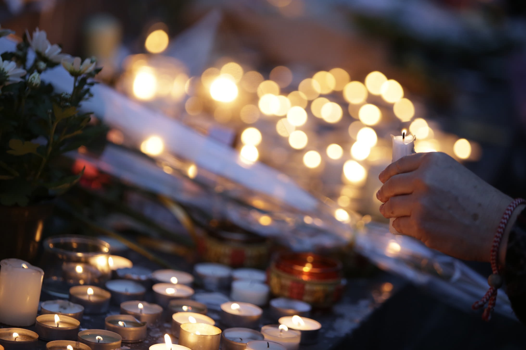 Описание: C:\Users\Гаухар\Videos\151116184644-candles-place-de-la-republique.jpg