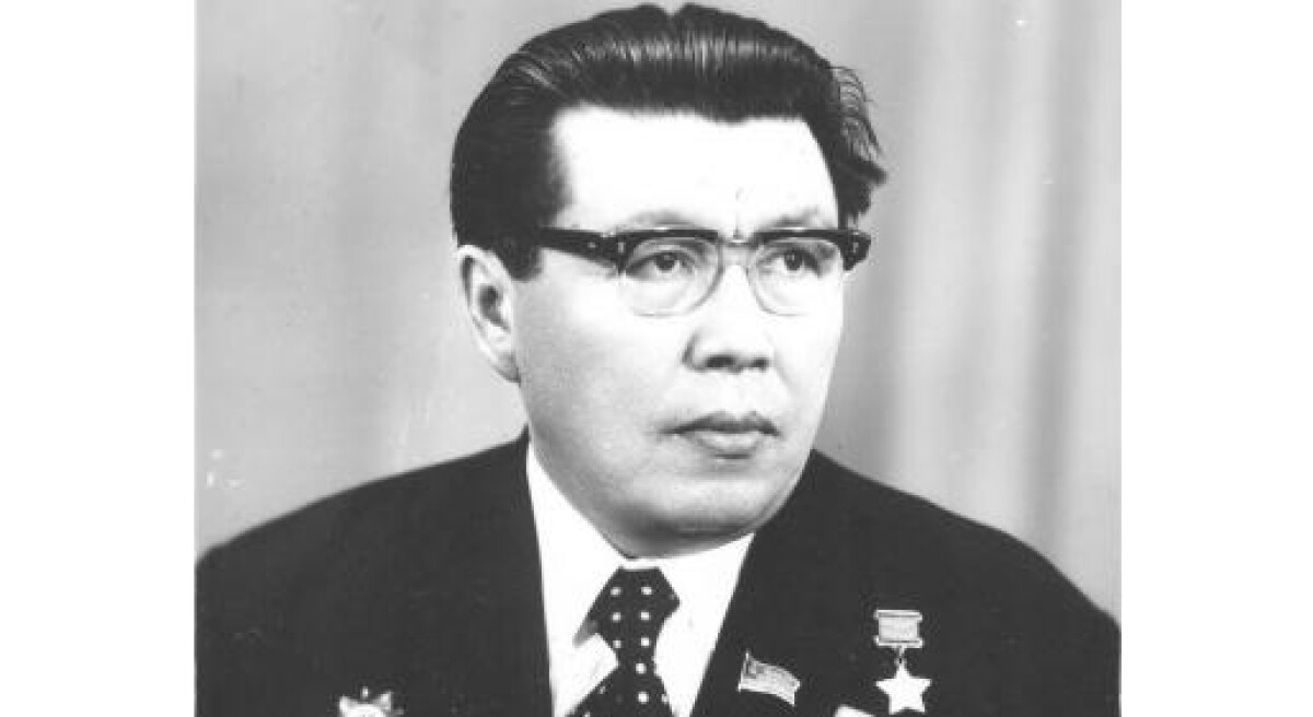 Қаһарман туған Қайырбаев - e-history.kz