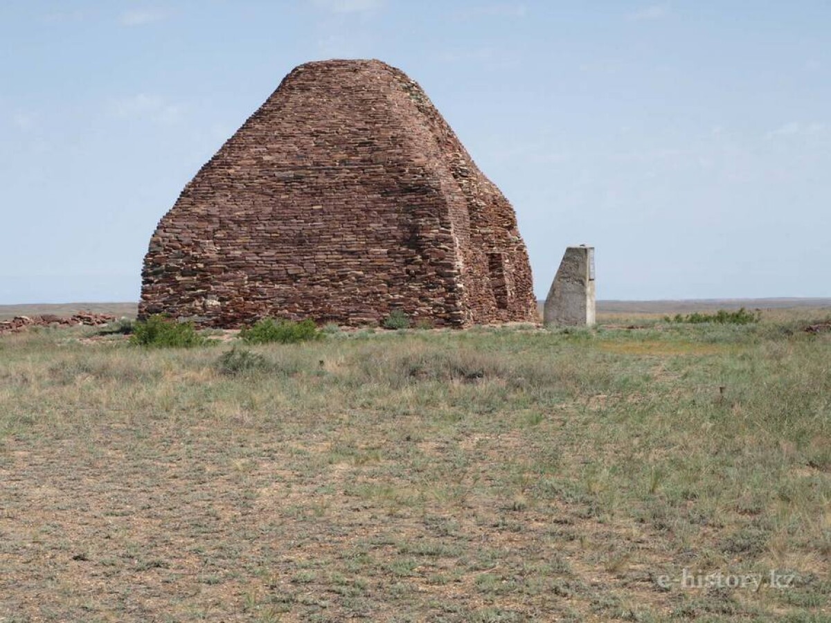 Мавзолей Домбаула – легендарный памятник средневековой архитектуры  - e-history.kz